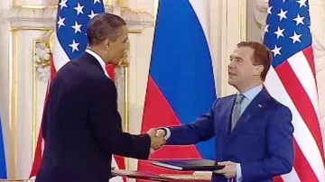 Barack Obama a Dmitrij Medvěděv po podpisu