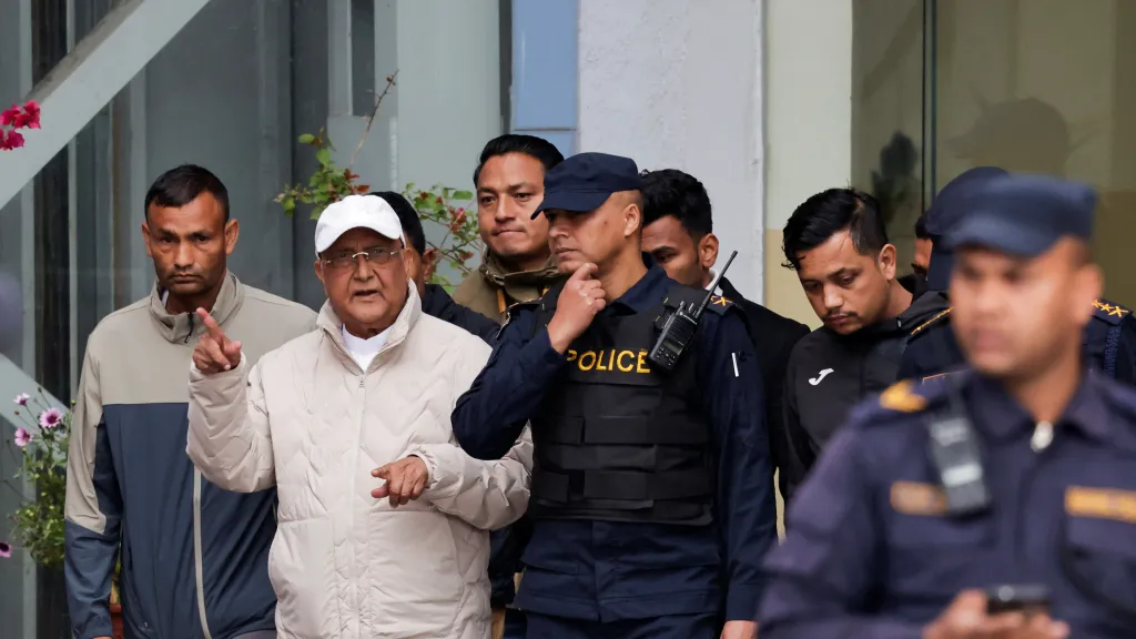 Zadržený nepálský premiér Khadka Prasád Oli (na snímku druhý zleva)