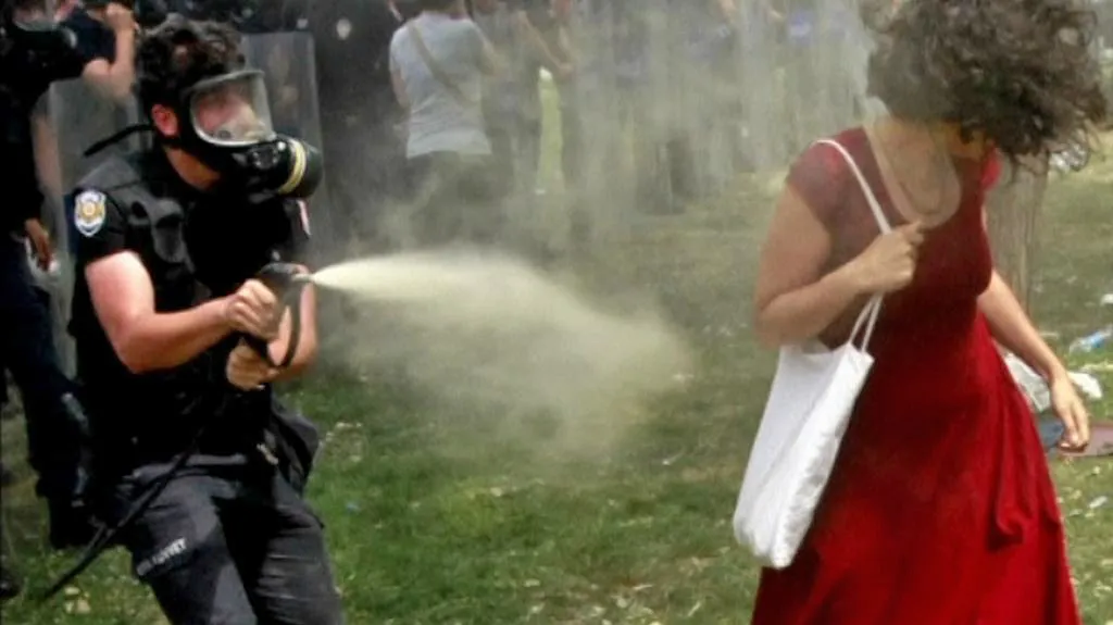 Dívka v červeném - symbol tureckých protestů