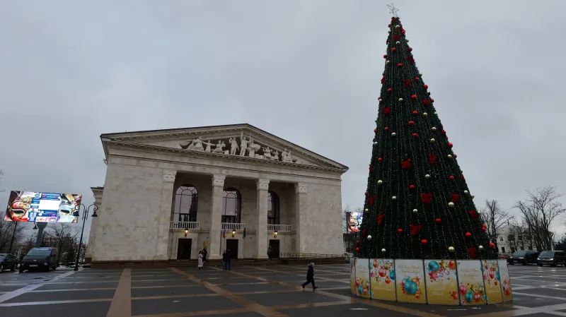 Okupanty postavené nové mariupolské divadlo. Vánoční strom stojí na místě, kde byl při ruském bombardování nápis „děti“ (prosinec 2025)