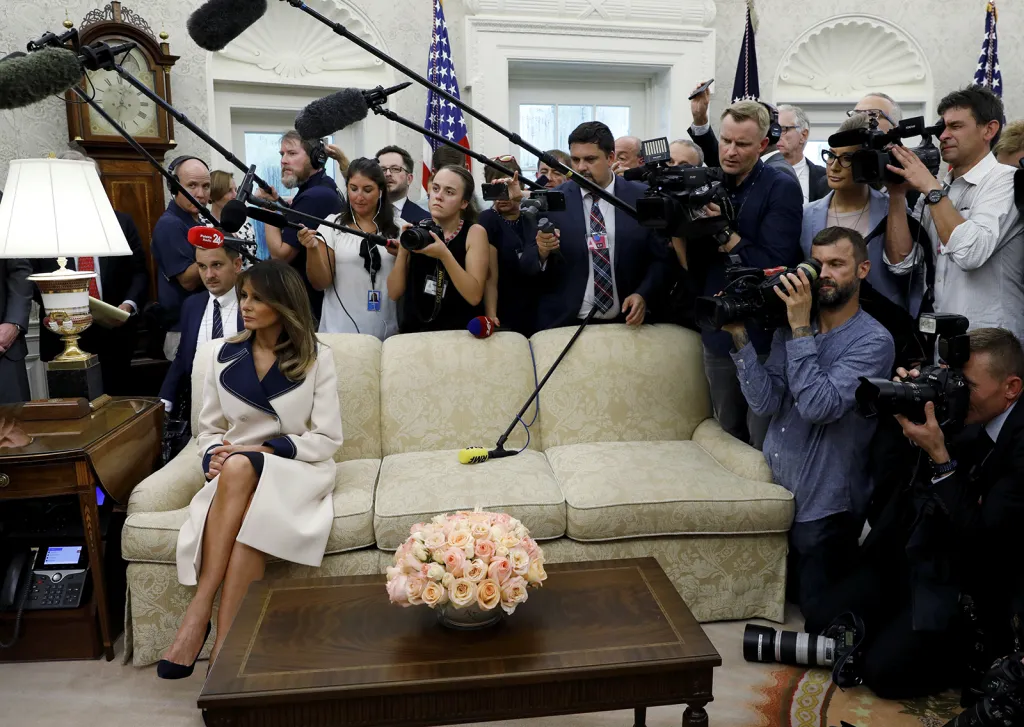 První dáma USA Melania Trumpová přihlíží setkání svého manžela a prezidenta Donalda Trumpa s polským prezidentem Andrzejem Dudou v Oválné pracovně Bílého domu ve Washingtonu