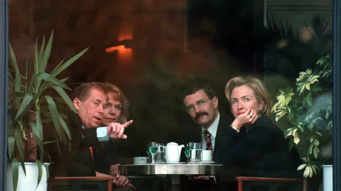 Hillary Clintonová v kavárně Slavia (1998)