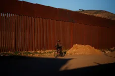 Trump si přijede osobně prohlédnout situaci u hranice s Mexikem. Boj o zeď nevzdává