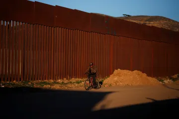 Trump si přijede osobně prohlédnout situaci u hranice s Mexikem. Boj o zeď nevzdává