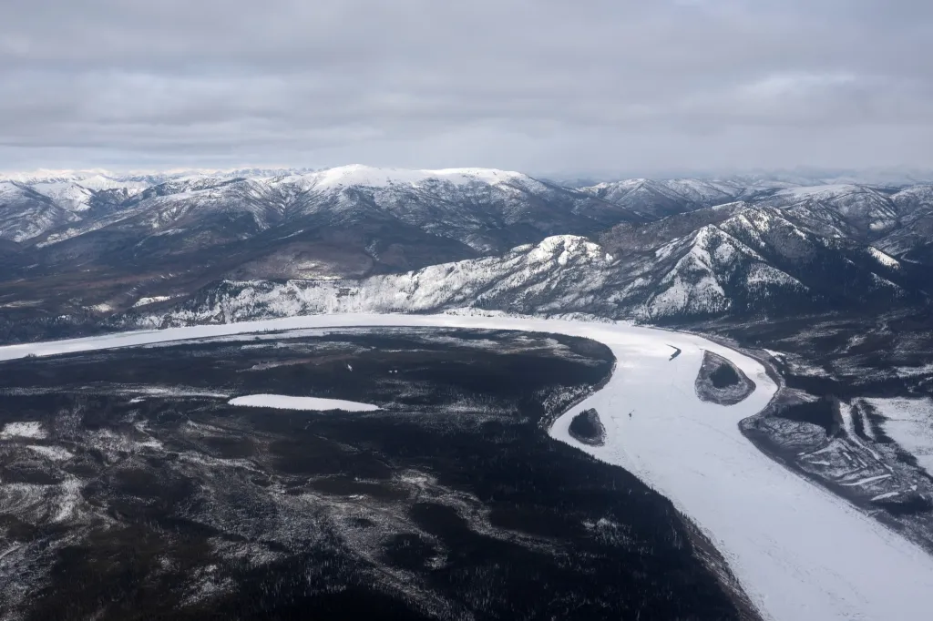 Aljaška je co do plochy největší stát USA. Rozloha činí přes jeden milion a sedm set tisíc kilometrů čtverečních, na nichž žije asi 730 tisíc obyvatel