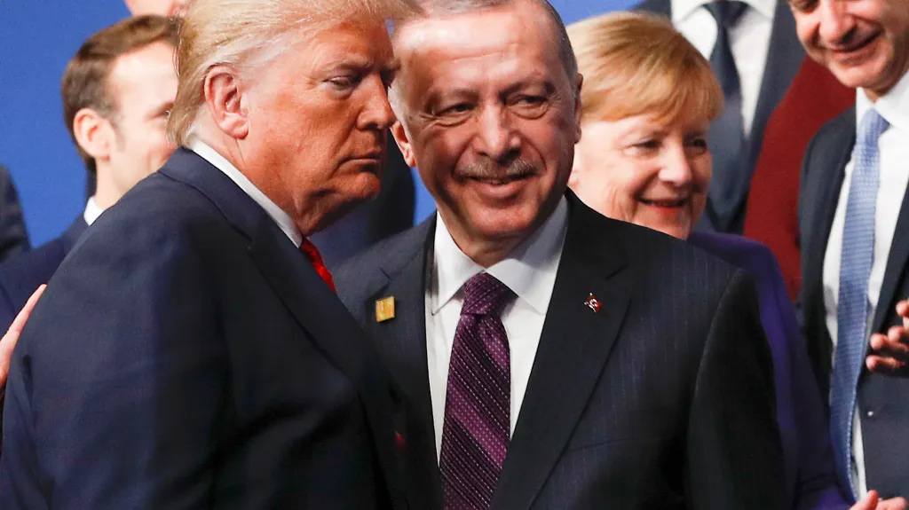 Prezidenti Donald Trump a Recep Tayyip Erdogan na summitu NATO v Londýně