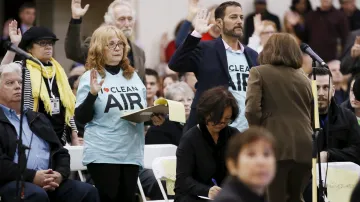 Obyvatelé Porter Ranch při veřejné debatě kvůli úniku metanu