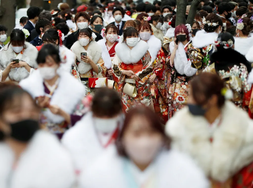 Mladí Japonci během státního svátku Dne dospělosti oslavují v ulicích města Jokohama