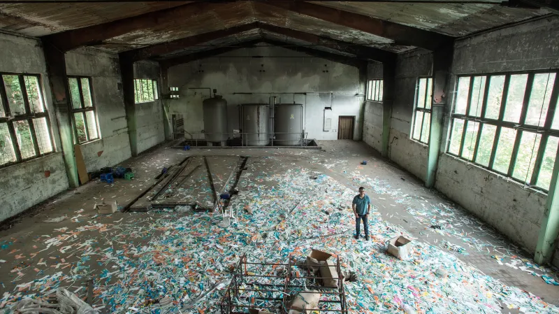 Jan Vokurka ve zdevastovaném interiéru stáčírny