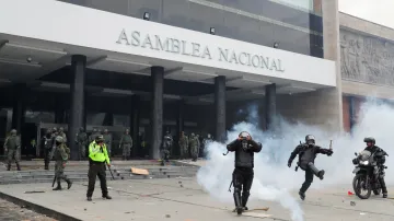 Demonstranti vnikli do budovy parlamentu
