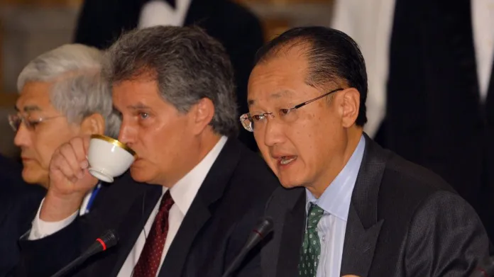 Prezident Skupiny Světové banky Jim Yong Kim (vpravo) a první místopředseda MMF David Lipton