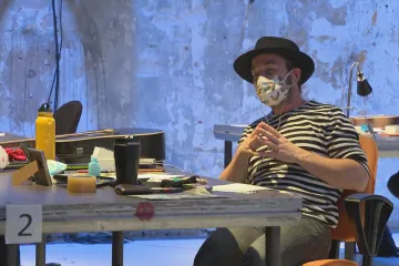 Dobrý den, jak vám mohu pomoci? Cirk La Putyka si popovídá s kýmkoli, kdo zavolá