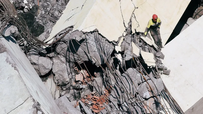 Trosky zříceného janovského mostu