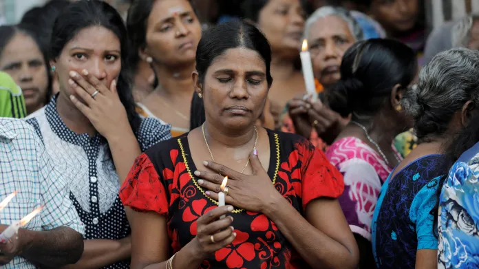 Lidé na Srí Lance se loučili s oběťmi teroristických útoků