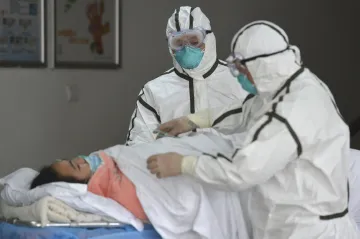 Čína za deset dní postavila nemocnici ve Wu-chanu. Letadlo s Čechy přistálo v Marseille