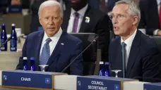 Joe Biden a Jens Stoltenberg na summitu NATO