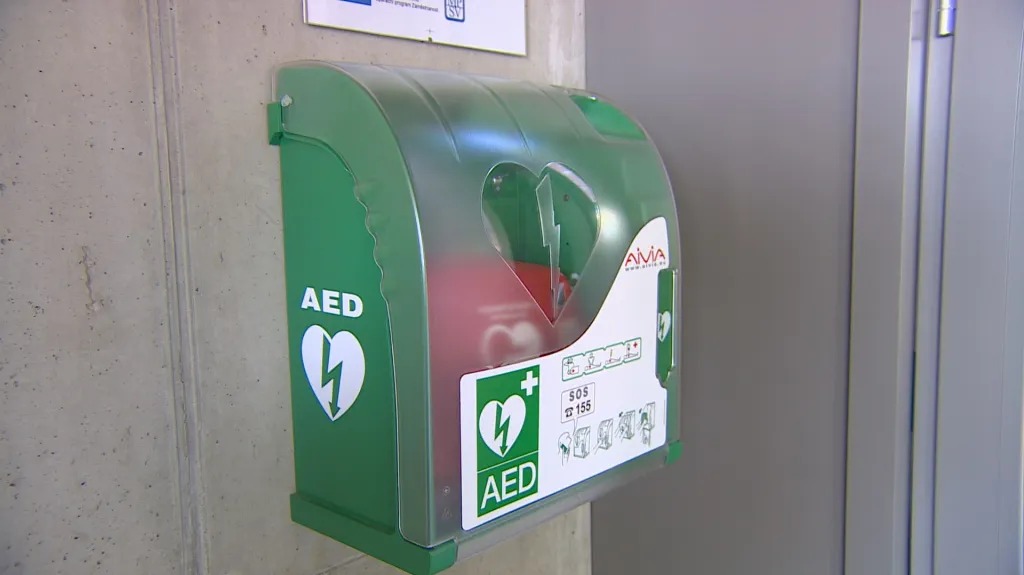 Použití automatizovaných externích defibrilátorů zachraňuje životy