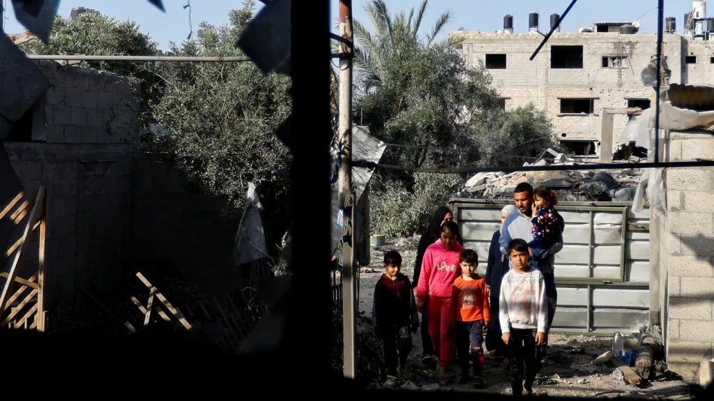 Palestinci u budovy zničené izraelským útokem