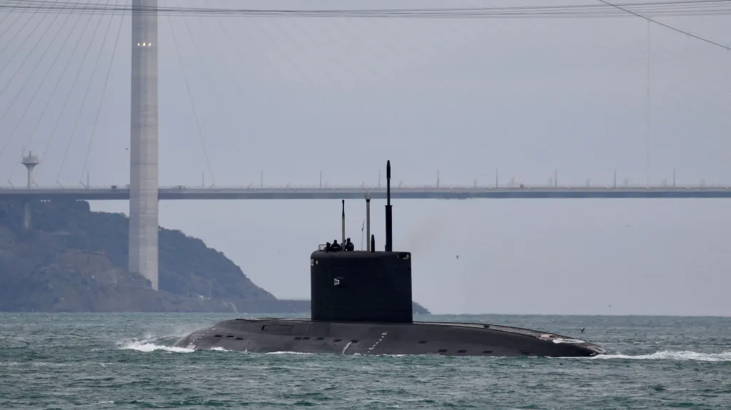 Ruská ponorka Rostov na Donu pluje Bosporem do Černého moře, 13. února 2022