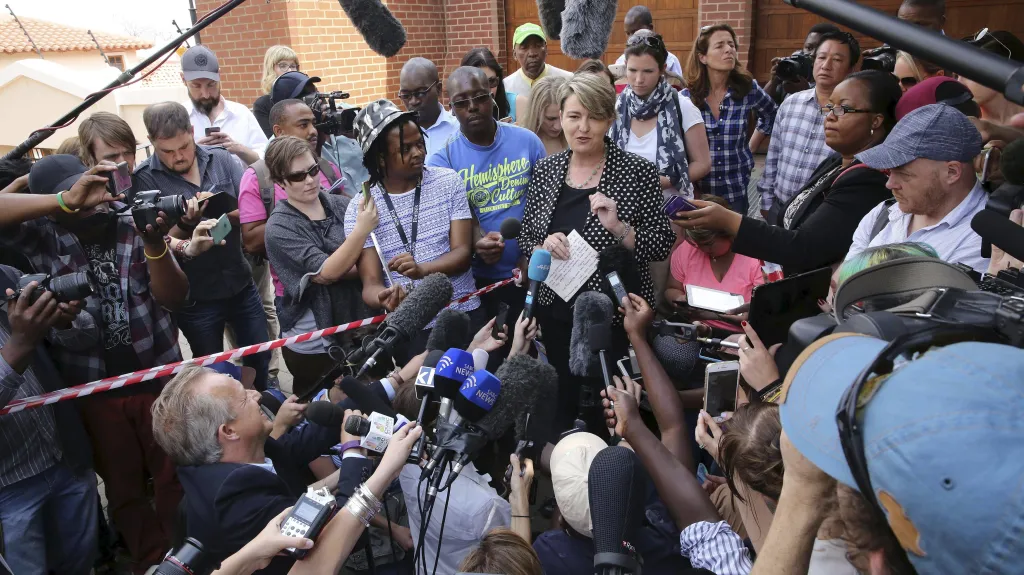 Mluvčí Anneliese Burgessová přečetla zástupcům médií prohlášení rodiny Oscara Pistoriuse