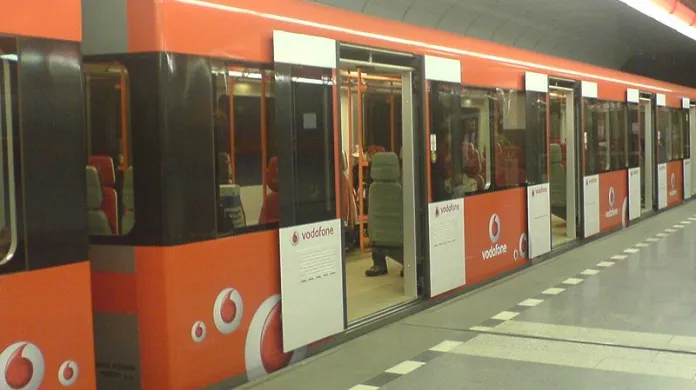 Vlaková souprava pražského metra s polepem Vodafone.