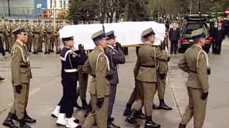 Rakev s ostatky Marie Kaczyńské