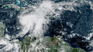 Satelitní snímek zachycující hurikán Melissa v Karibiku v neděli 26. října 2025