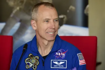 Lidé by měli založit kolonie ve vesmíru, radí astronaut Feustel