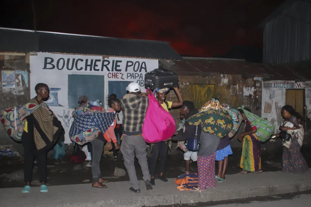 Po výbuchu konžské sopky Nyiragongo prchaly tisíce lidí z města Goma směrem k hranicím se sousední Rwandou