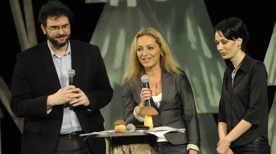 Cenu časopisu Respetk pro nejlepší TV a Online reportáž Na Mezinárodním festivalu dokumentárních filmů Jihlava 2012 získaly reportérky České televize Aneta Snopová (uprostřed) a Markéta Dobiášová (vpravo) za investigativní reportáž Kauza Casa z pořadu Reportéři ČT o zákulisí nákupu letadel Casa. Cenu jim předal šéfredaktor časopisu Erik Tabery (vlevo).