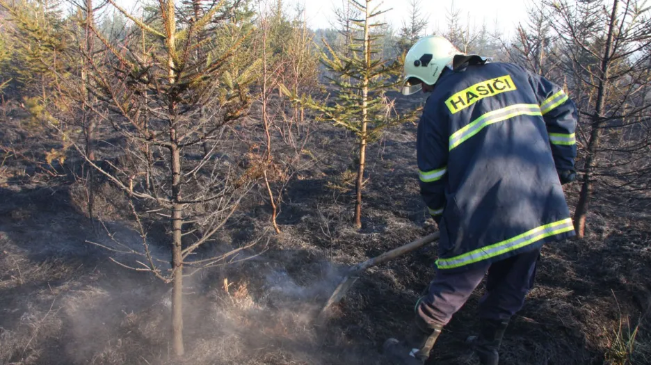Hasiči likvidují požár u Uherského Ostrohu