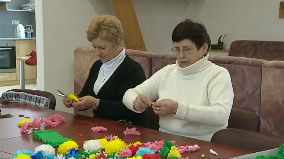 Kunovické ženy připravují papírové růže