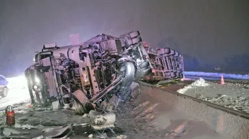 Převrácený kamion na dálnici v Bádensku-Württembersku