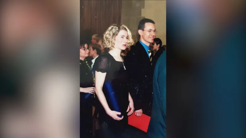 Tereza Engelová a Martin Řezníček na promoci na Fakultě sociálních věd Univerzity Karlovy