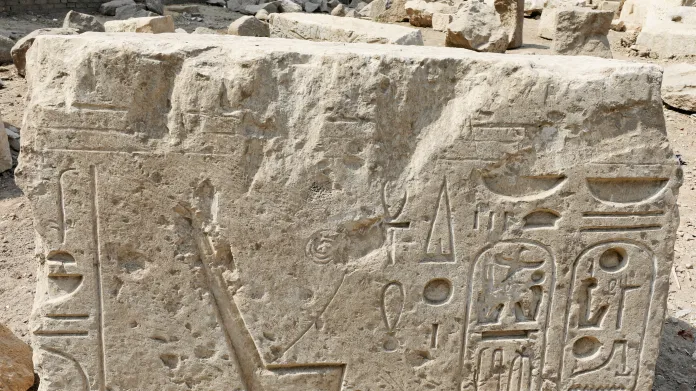 Společně se sochou faraona byl nalezen i úlomek obelisku