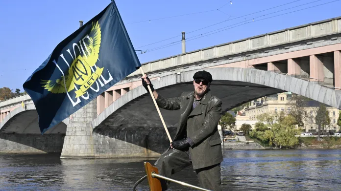 Viktor Dyk se představuje jako člen kapely Lucie