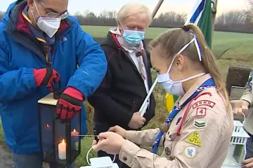 Plamínek z Betléma rozsvítil Česko. Skauti jej převzali na hranici