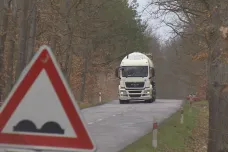Po zákazu průjezdu Lázněmi Bohdančem příliv kamionů v oblasti neustal, jen se přesunuly do okolních vesnic