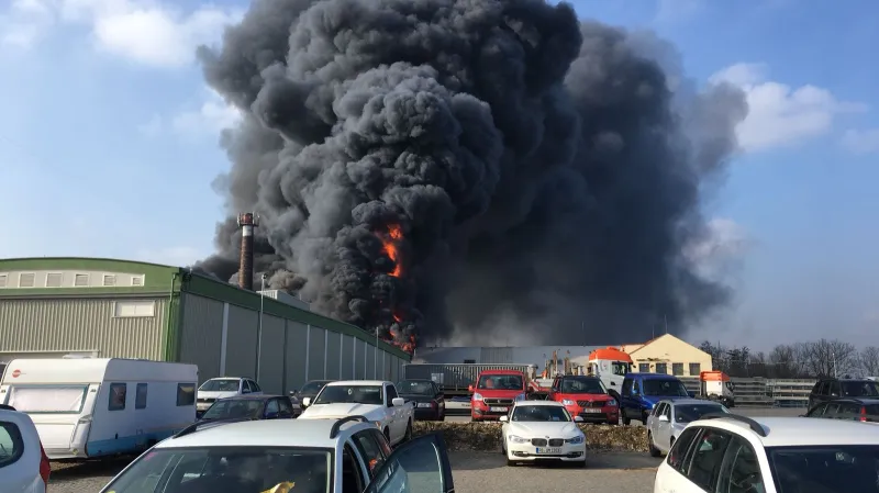 V Mochově hoří sklad na zeleninu. Hasiči mají nejvyšší poplach