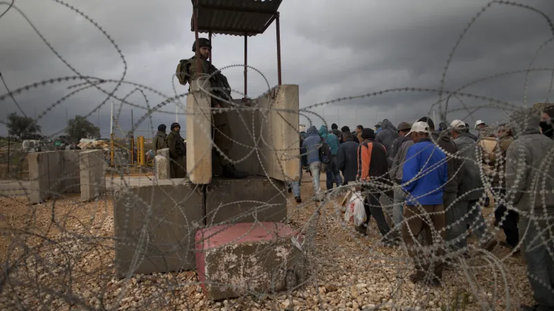 Střežená hranice mezi židovskou osadou a Západním břehem