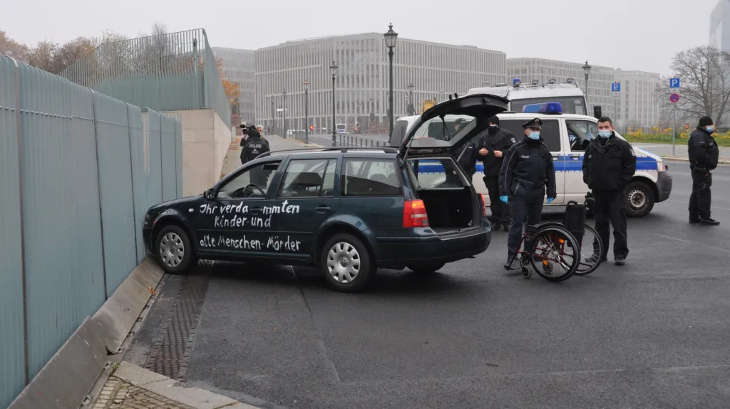 Policie vyšetřuje náraz auta do brány sídla německé kancléřky