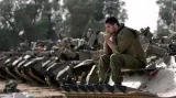 Izraelský voják vyčkávající poblíž hranice s pásmem Gaza