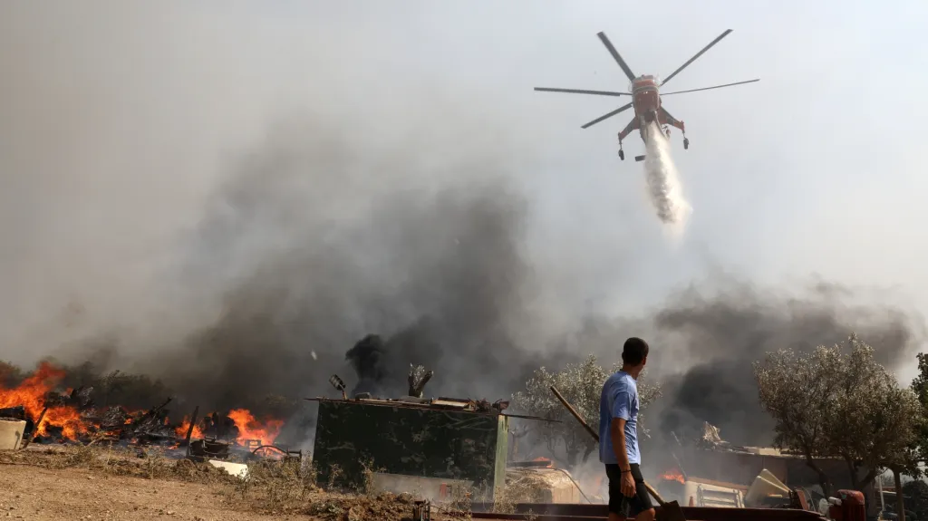 Požární helikoptéra hasí vzniklý oheň jihovýchodně od Atén