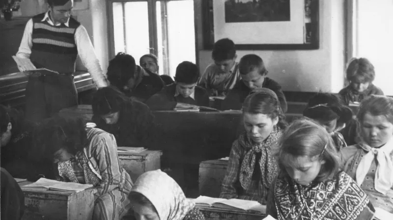 Miroslav Dědič s dětmi ve třídě