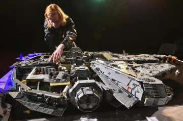 V Česku parkuje druhý největší Millenium Falcon na světě. Autor se zapsal do knihy rekordů