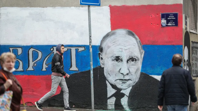 Graffiti znázorňující ruského vládce Vladimira Putina spolu s nápisem „Bratr“ před volbami v Srbsku v roce 2022