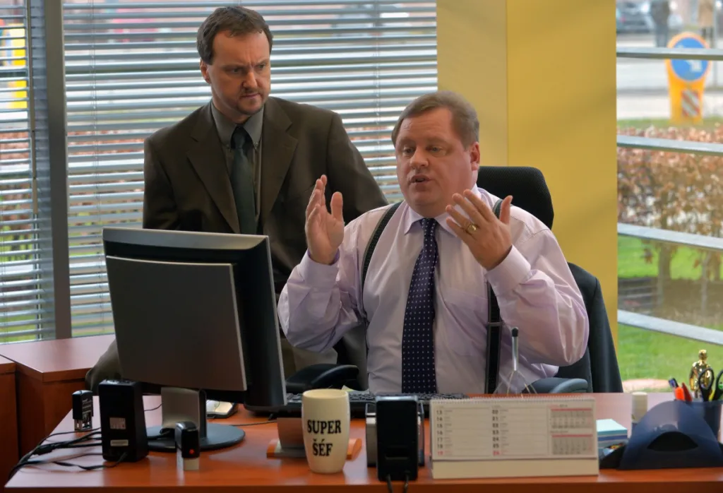 Verze z jiných zemí má i britský sitcom The Office. Zatímco v Americe se vysílal devět sezon, v Česku se Kancl příliš neudržel