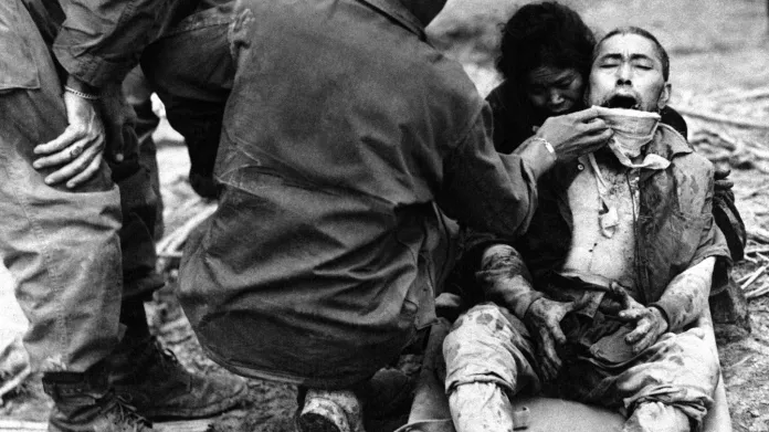 Vojáci americké armády dávají najíst okinawskému civilistovi