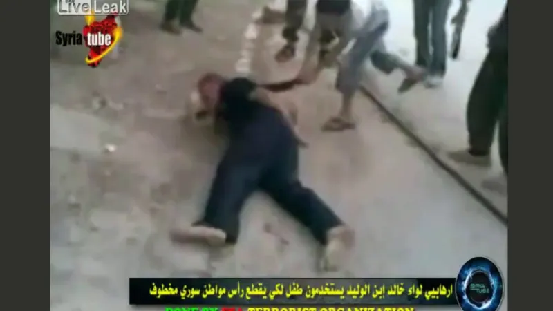 Syrský chlapec stíná mačetou muže