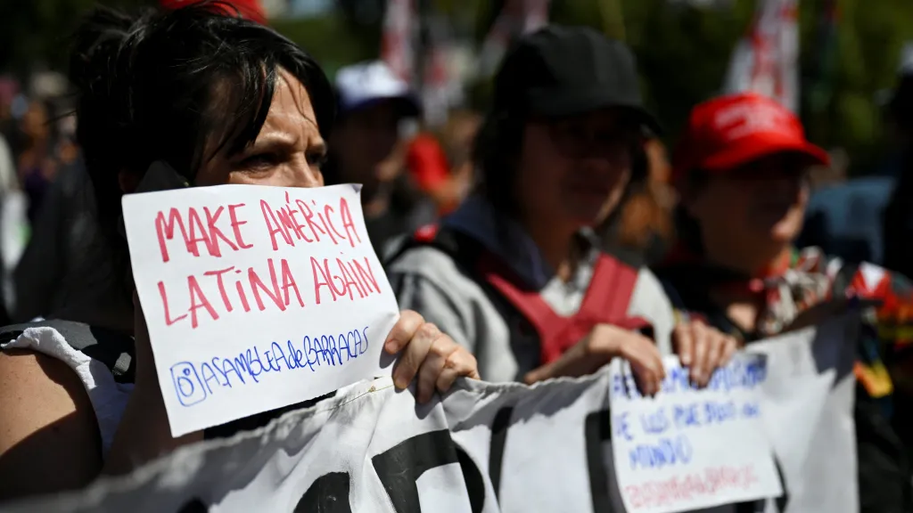 Žena v Buenos Aires protestuje proti úderu USA ve Venezuele